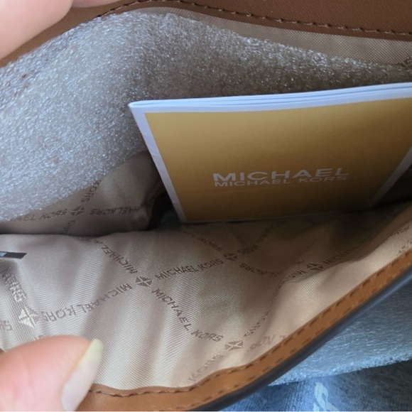 Michael Kors NWT Bifold Wallet - Picture 4 of 5